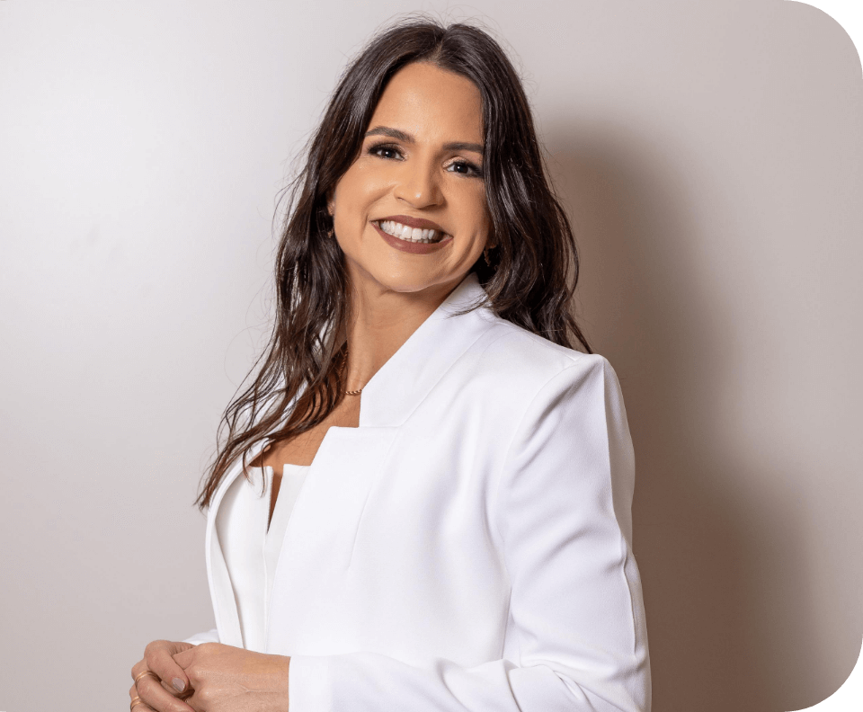 Dra. Elisa Martins, oftalmologista, de jaleco branco em seu consultório em Recife